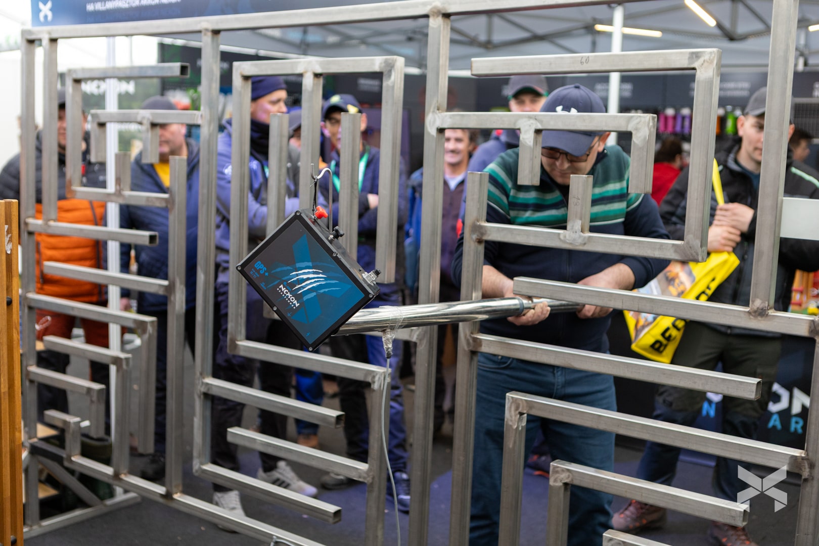 Résztvevők leküzdik az XShock Universe kihívást a NEXON interaktív AGRARIA 2025 standján